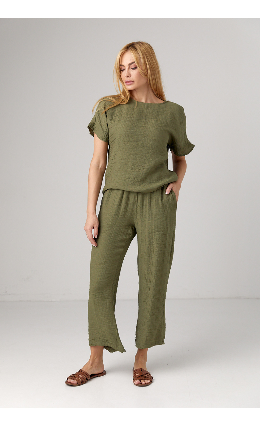 Літній костюм з брюками та футболкою  зелений колір