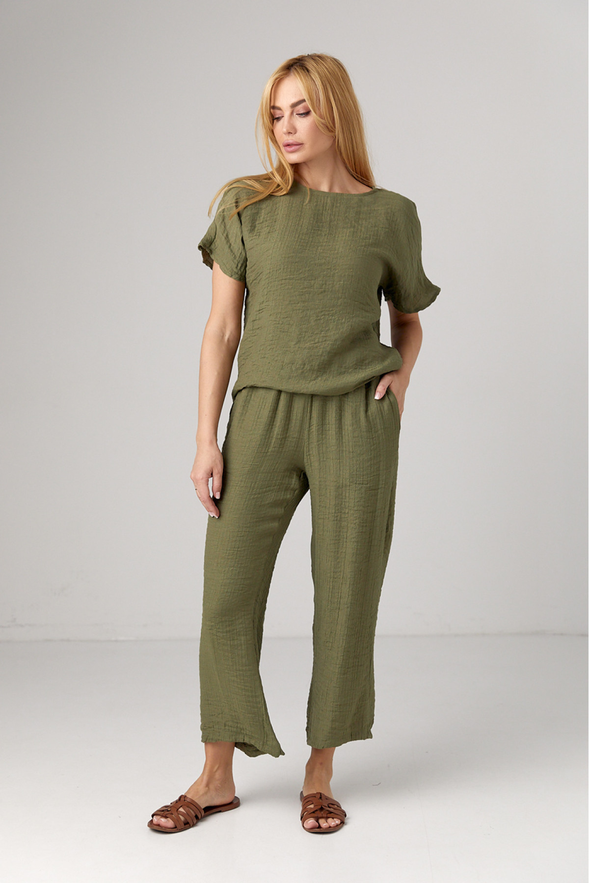 Літній костюм з брюками та футболкою  зелений колір