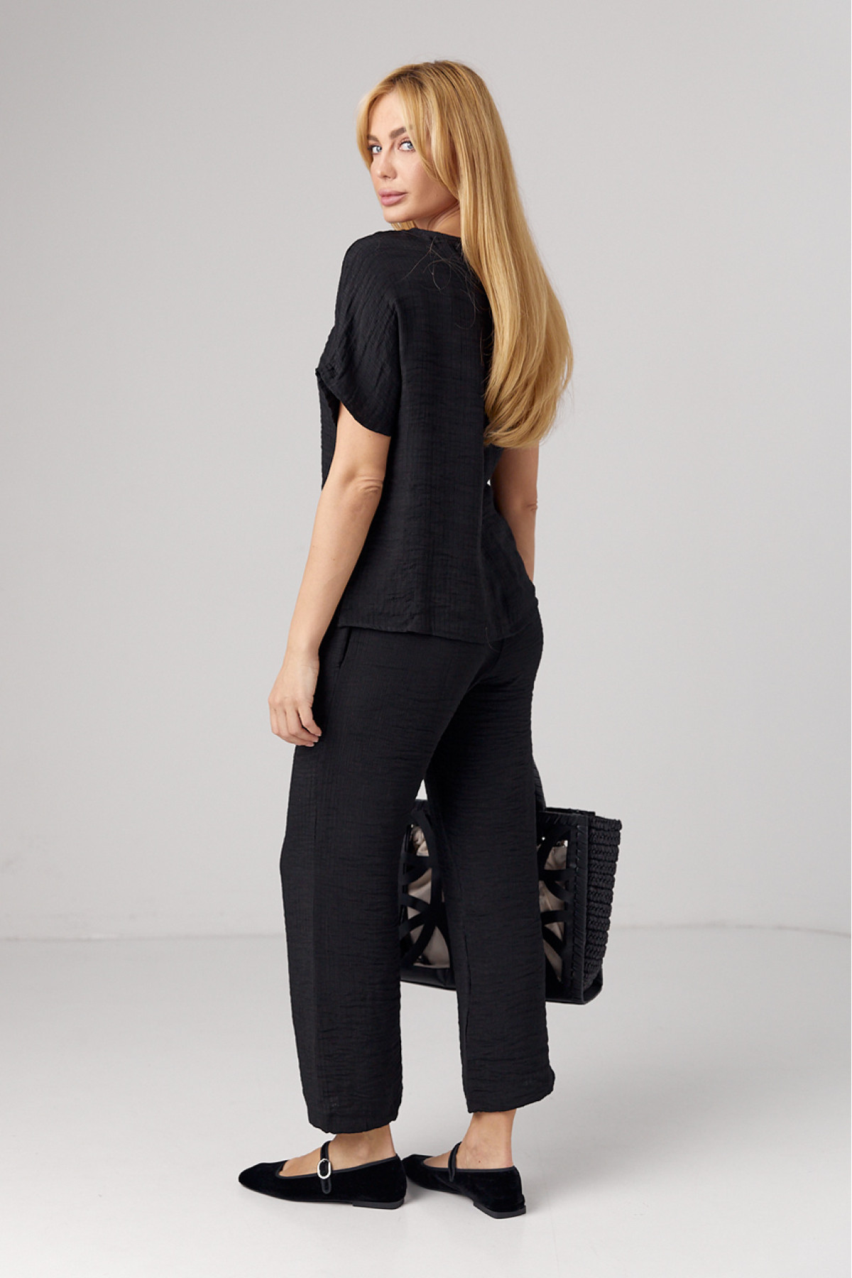 Літній костюм з брюками та футболкою  чорний колір