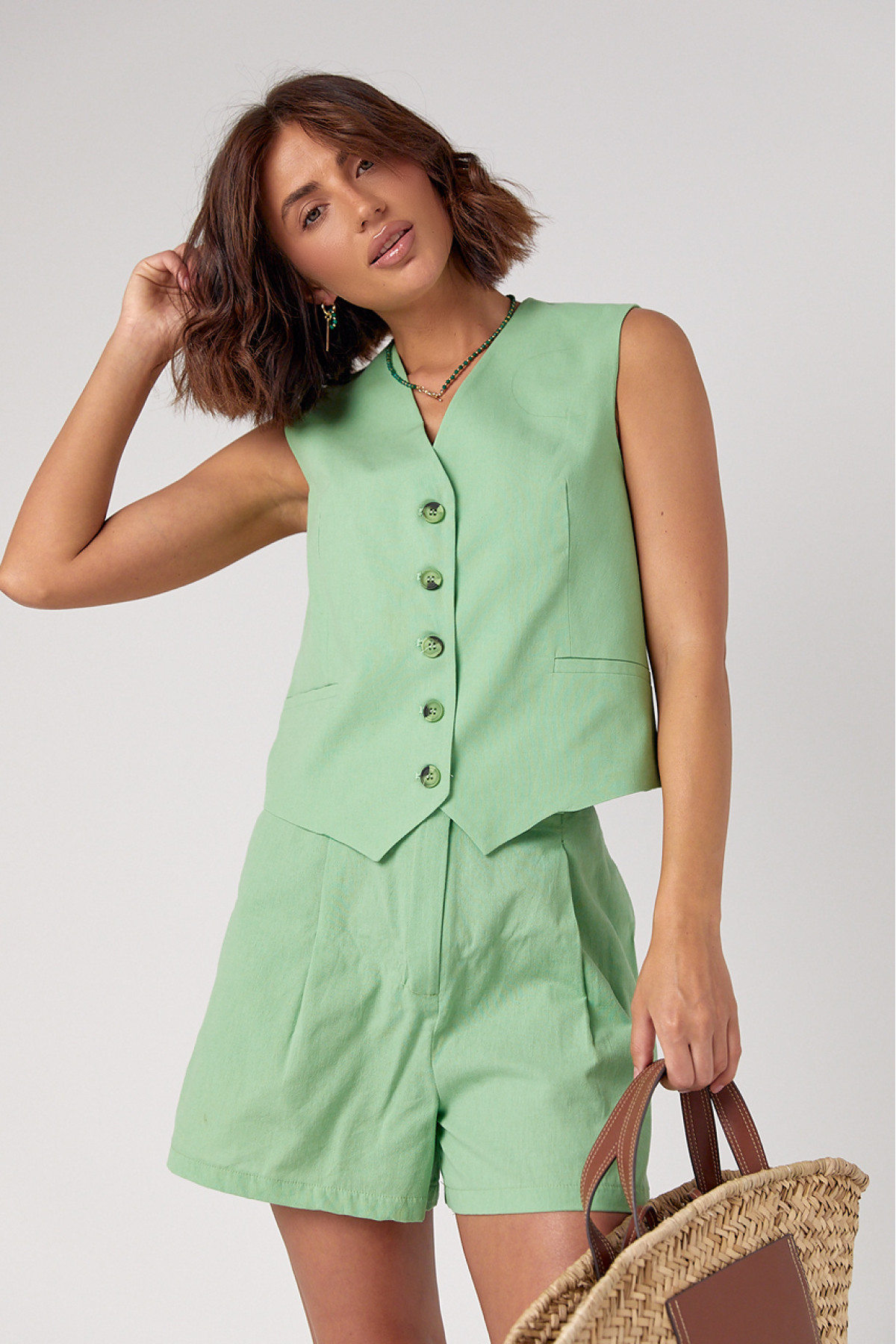 Літній жіночий костюм лляний з шортами та жилетом  салатовий колір