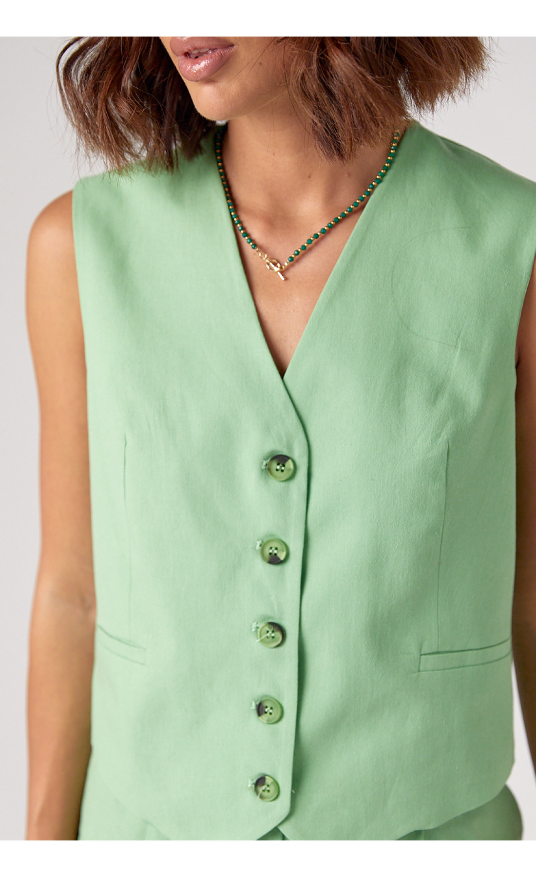 Літній жіночий костюм лляний з шортами та жилетом  салатовий колір