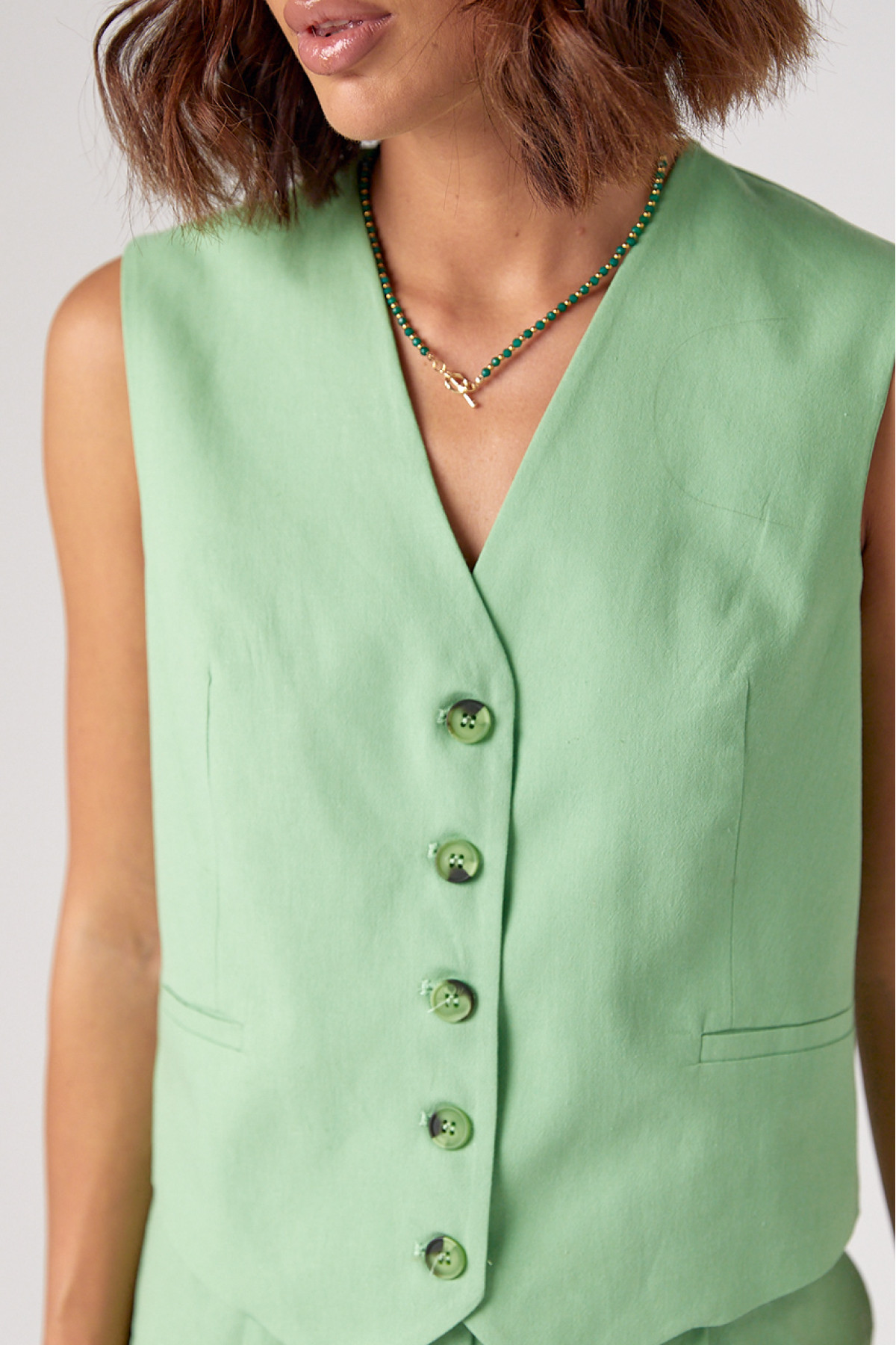 Літній жіночий костюм лляний з шортами та жилетом  салатовий колір