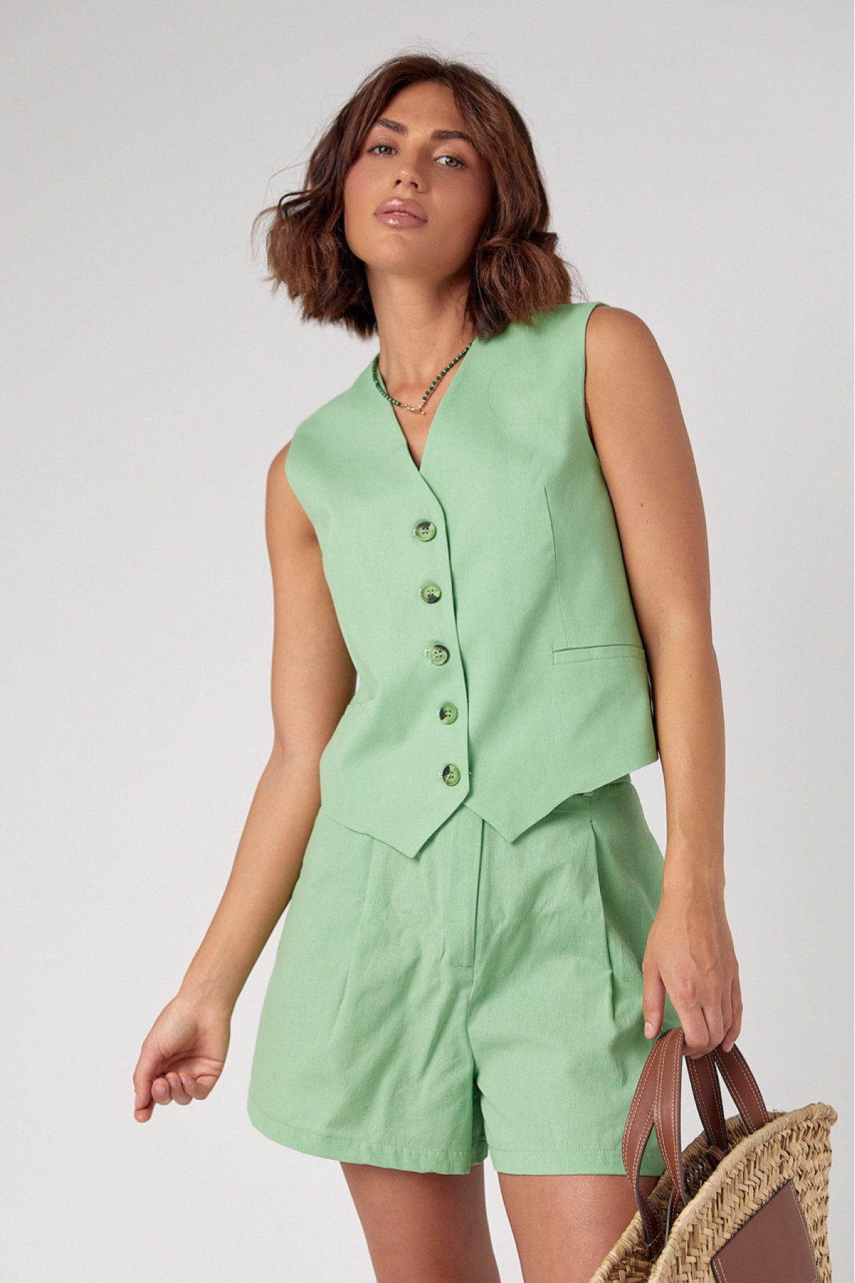 Літній жіночий костюм лляний з шортами та жилетом  салатовий колір