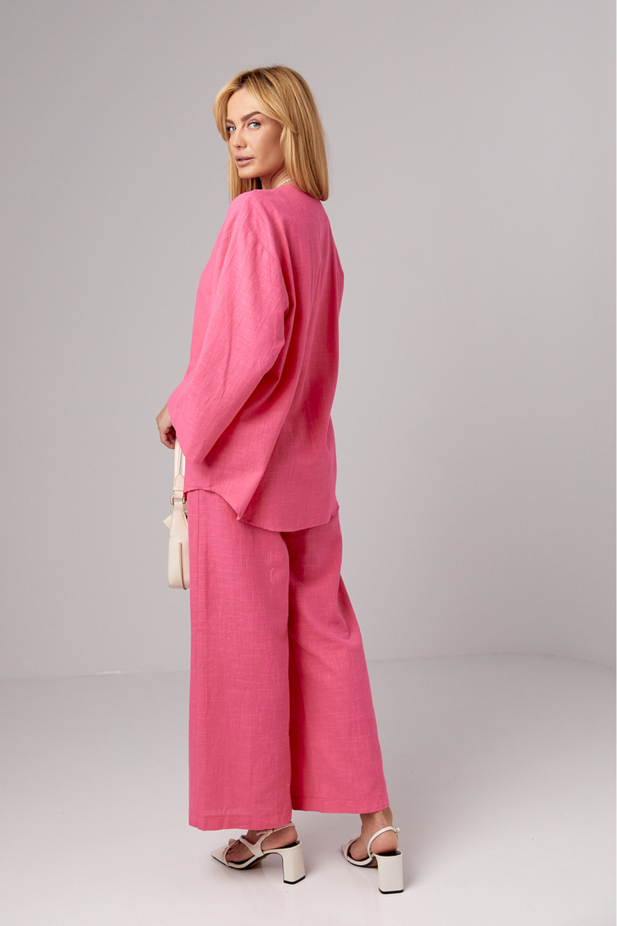 Лляний костюм з прямими штанами та сорочкою на зав'язках  рожевий колір