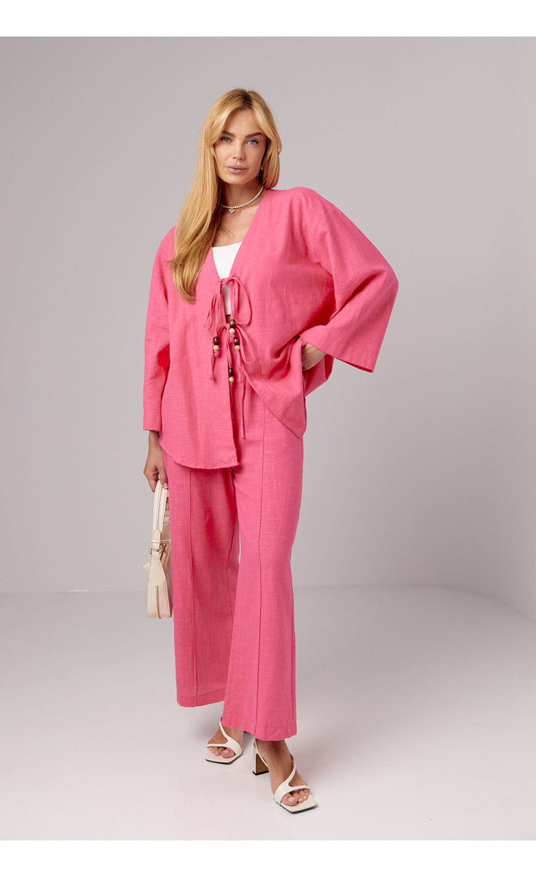 Лляний костюм з прямими штанами та сорочкою на зав'язках  рожевий колір