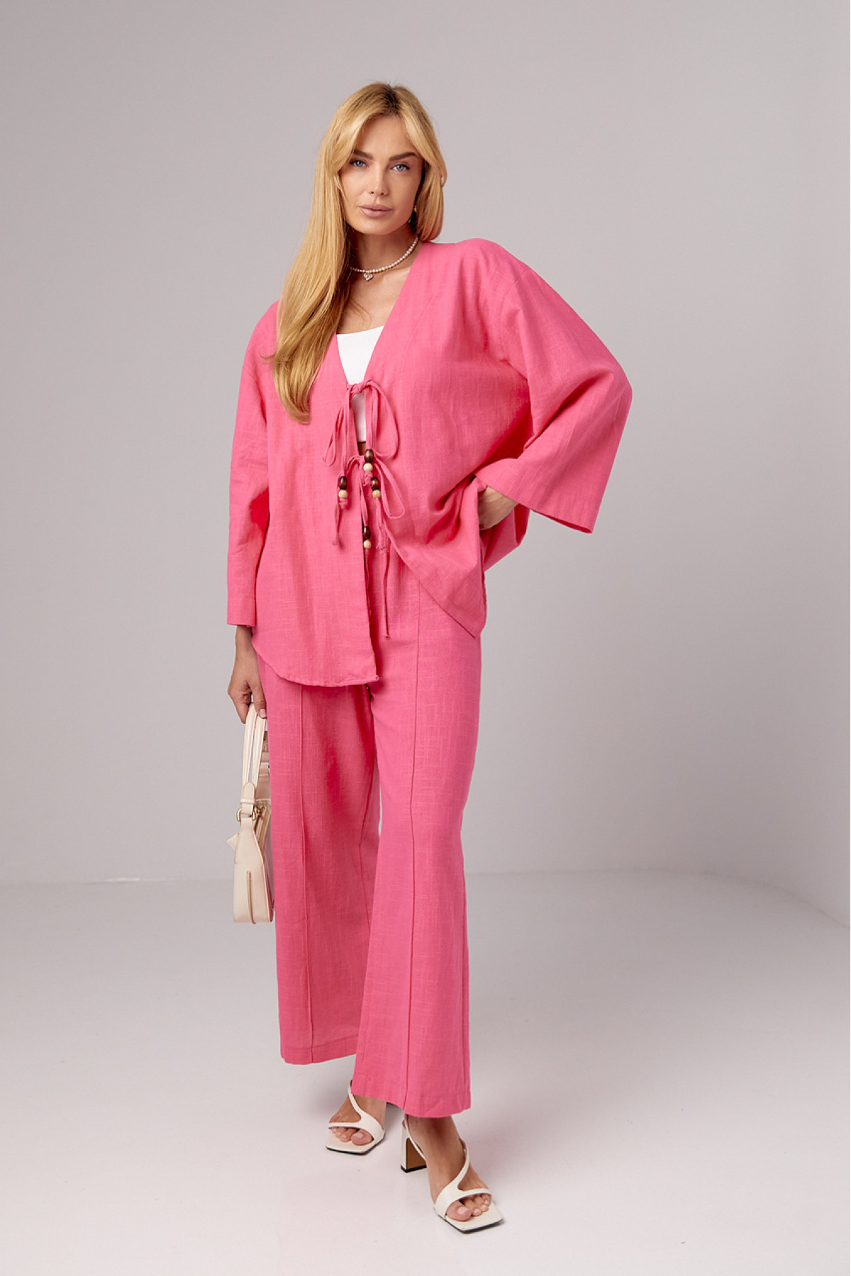 Лляний костюм з прямими штанами та сорочкою на зав'язках  рожевий колір
