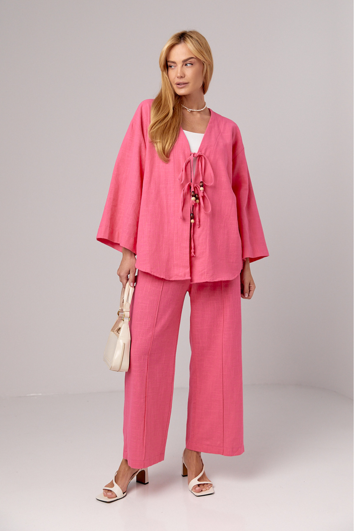 Лляний костюм з прямими штанами та сорочкою на зав'язках  рожевий колір