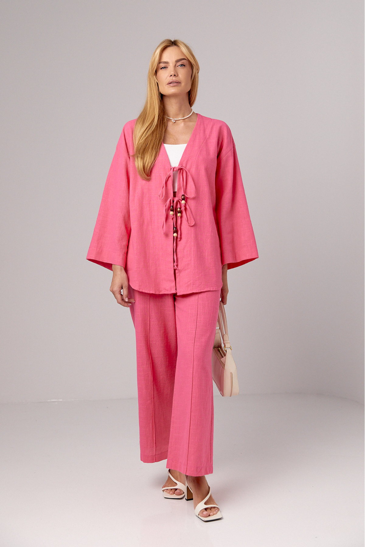 Лляний костюм з прямими штанами та сорочкою на зав'язках  рожевий колір