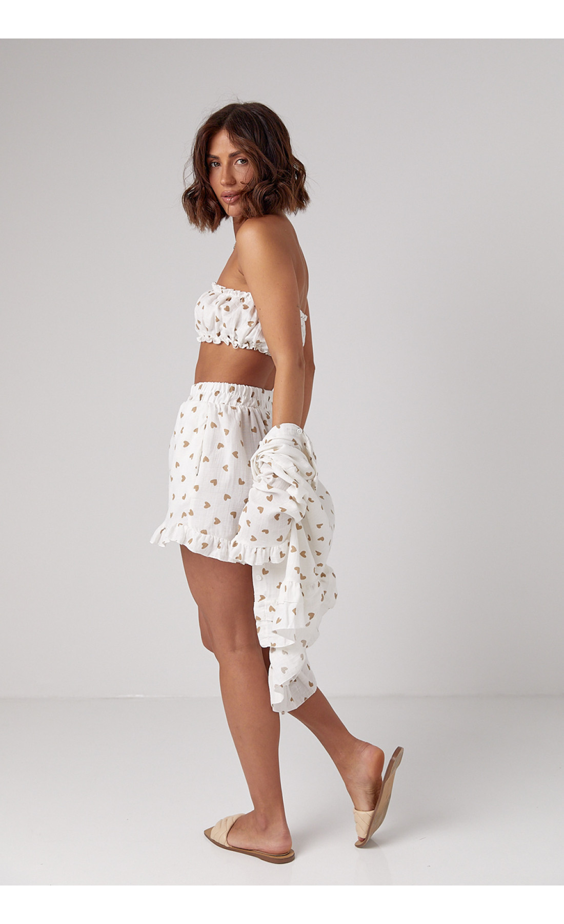 Літній костюмтрійка прикрашений сердечками  кавовий колір