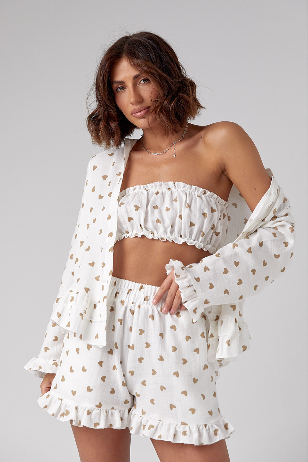 Літній костюмтрійка прикрашений сердечками  кавовий колір