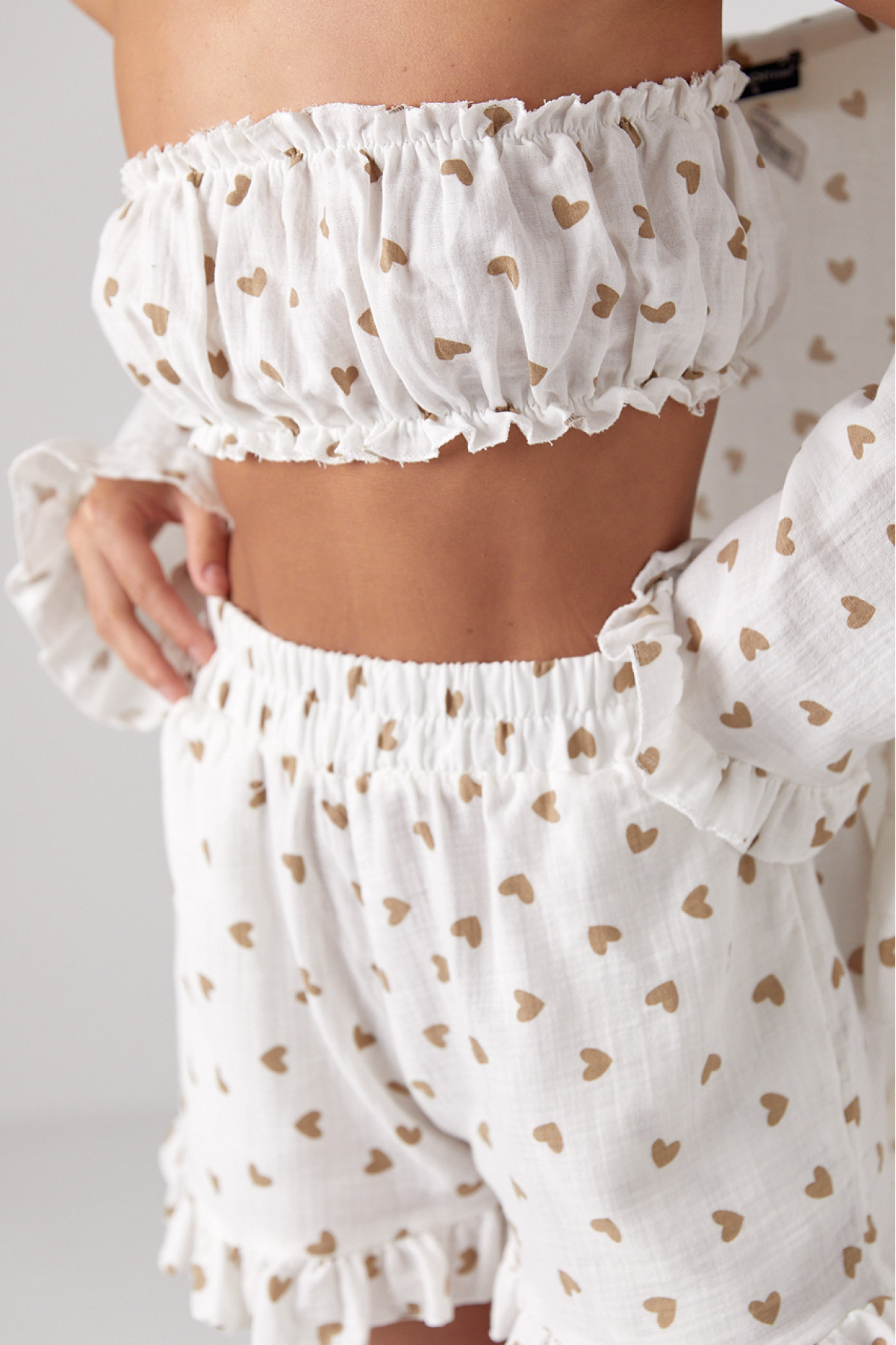 Літній костюмтрійка прикрашений сердечками  кавовий колір