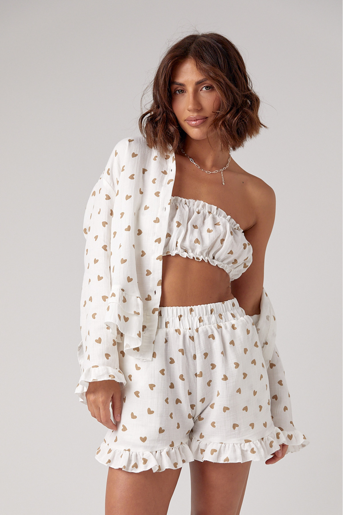 Літній костюмтрійка прикрашений сердечками  кавовий колір