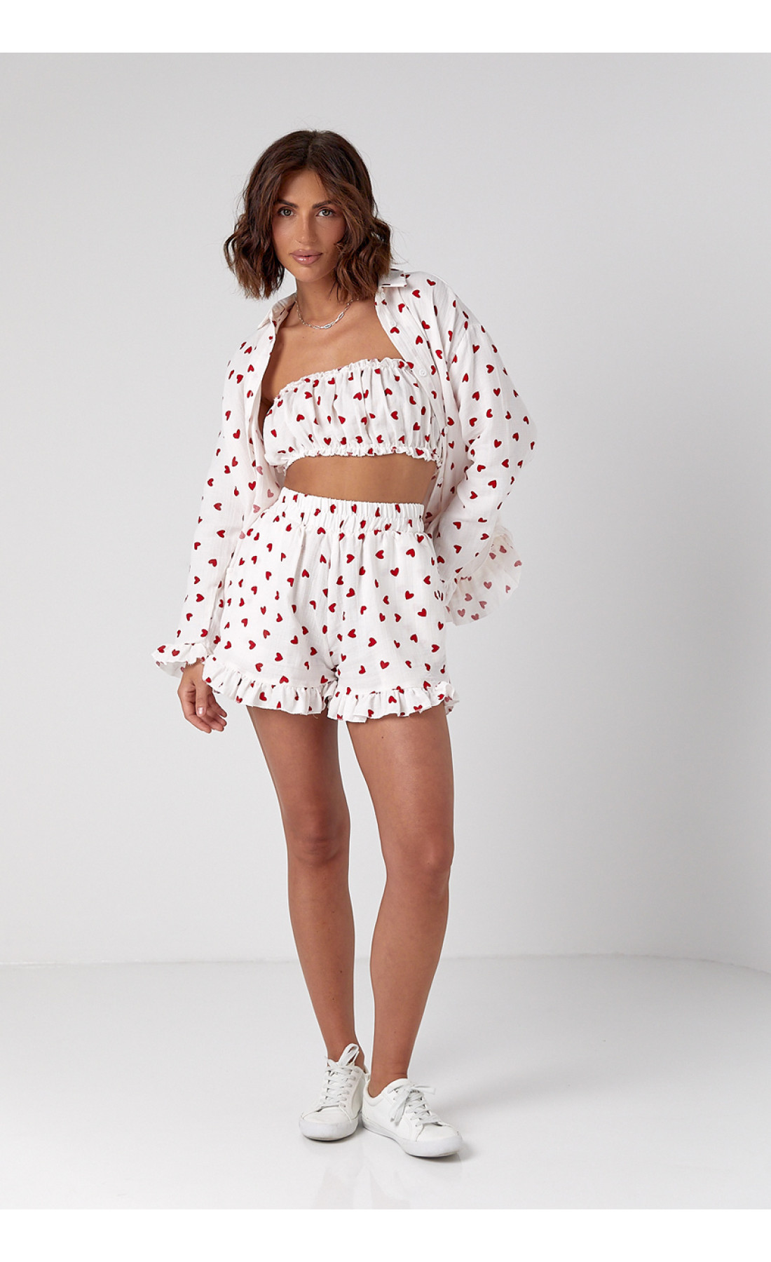 Літній костюмтрійка прикрашений сердечками  червоний колір