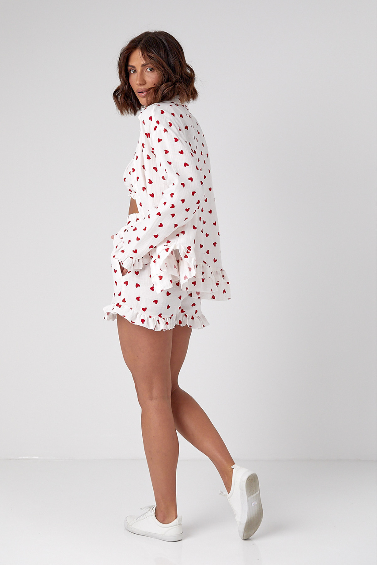 Літній костюмтрійка прикрашений сердечками  червоний колір