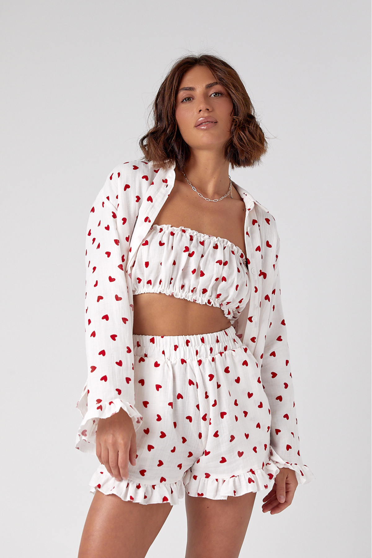 Літній костюмтрійка прикрашений сердечками  червоний колір