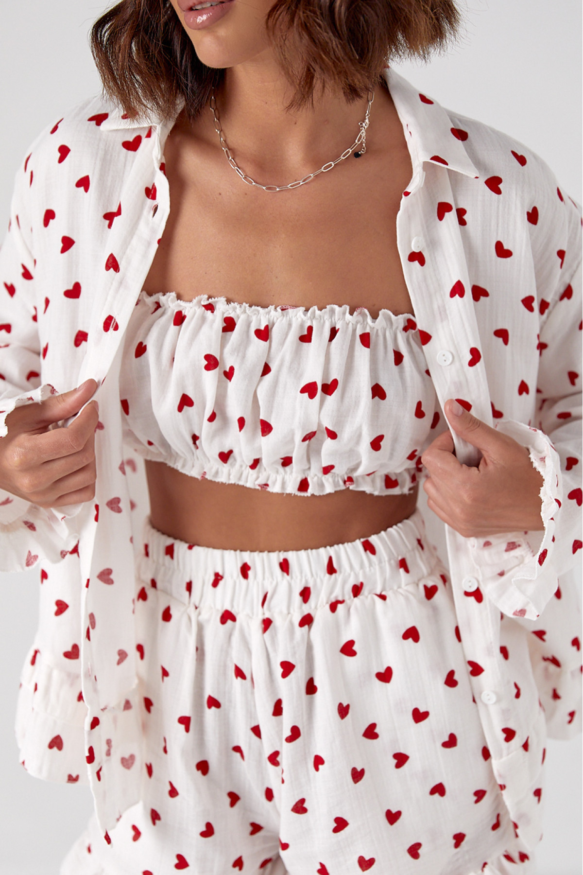 Літній костюмтрійка прикрашений сердечками  червоний колір