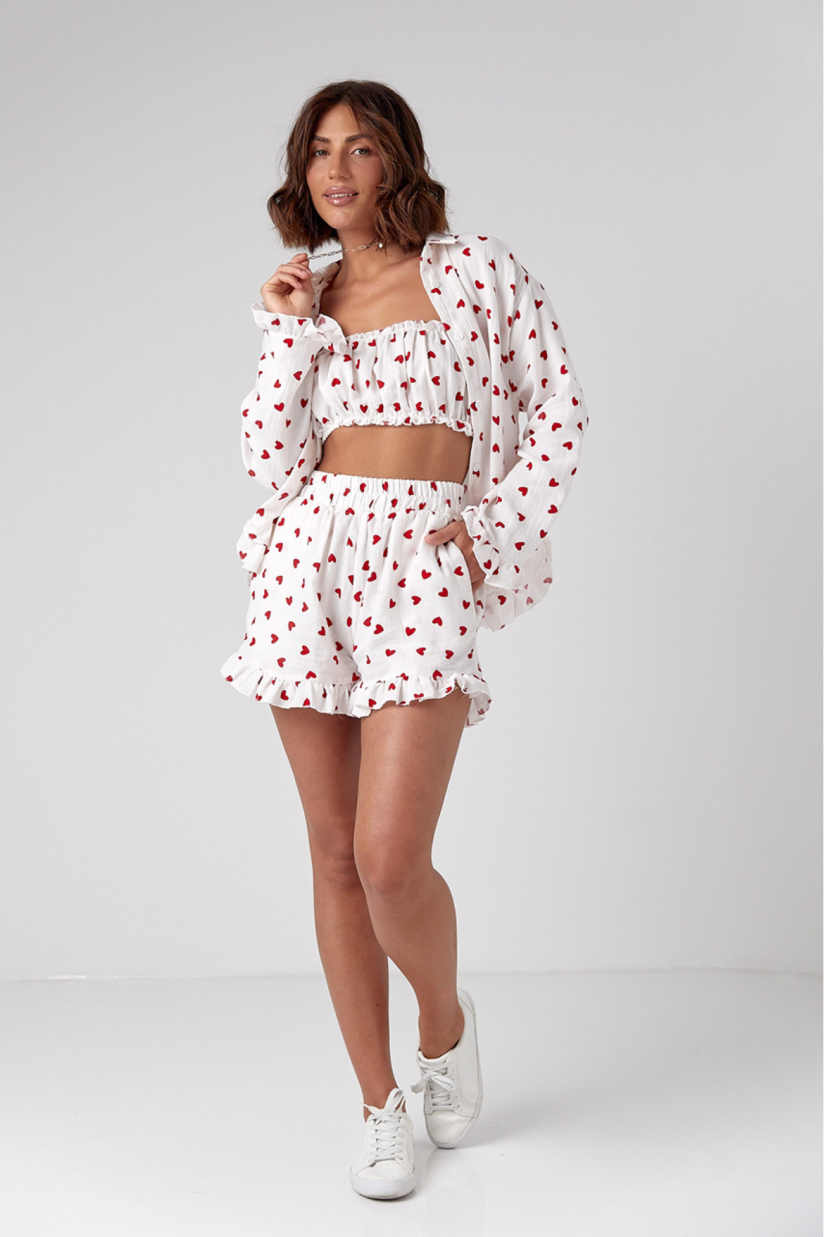 Літній костюмтрійка прикрашений сердечками  червоний колір