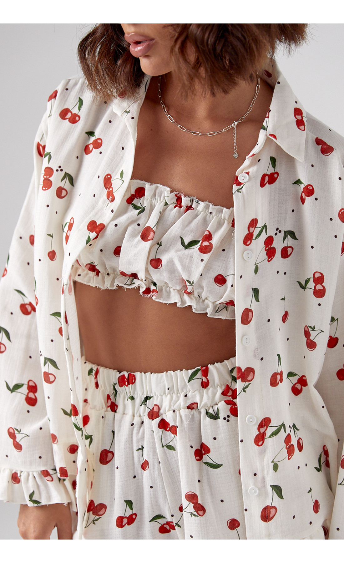 Жіночий костюмтрійка прикрашений вишнями  молочний колір