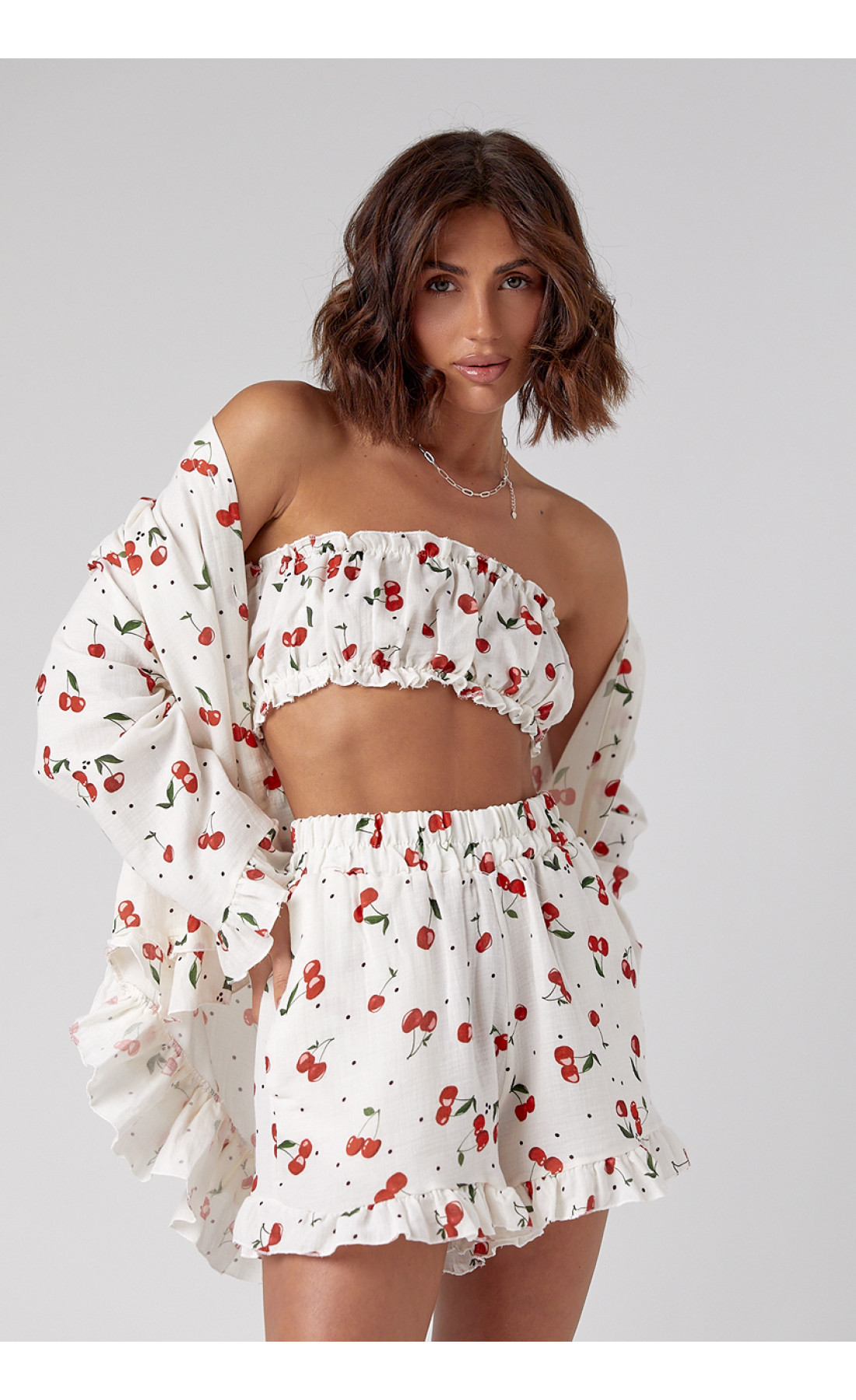 Жіночий костюмтрійка прикрашений вишнями  молочний колір