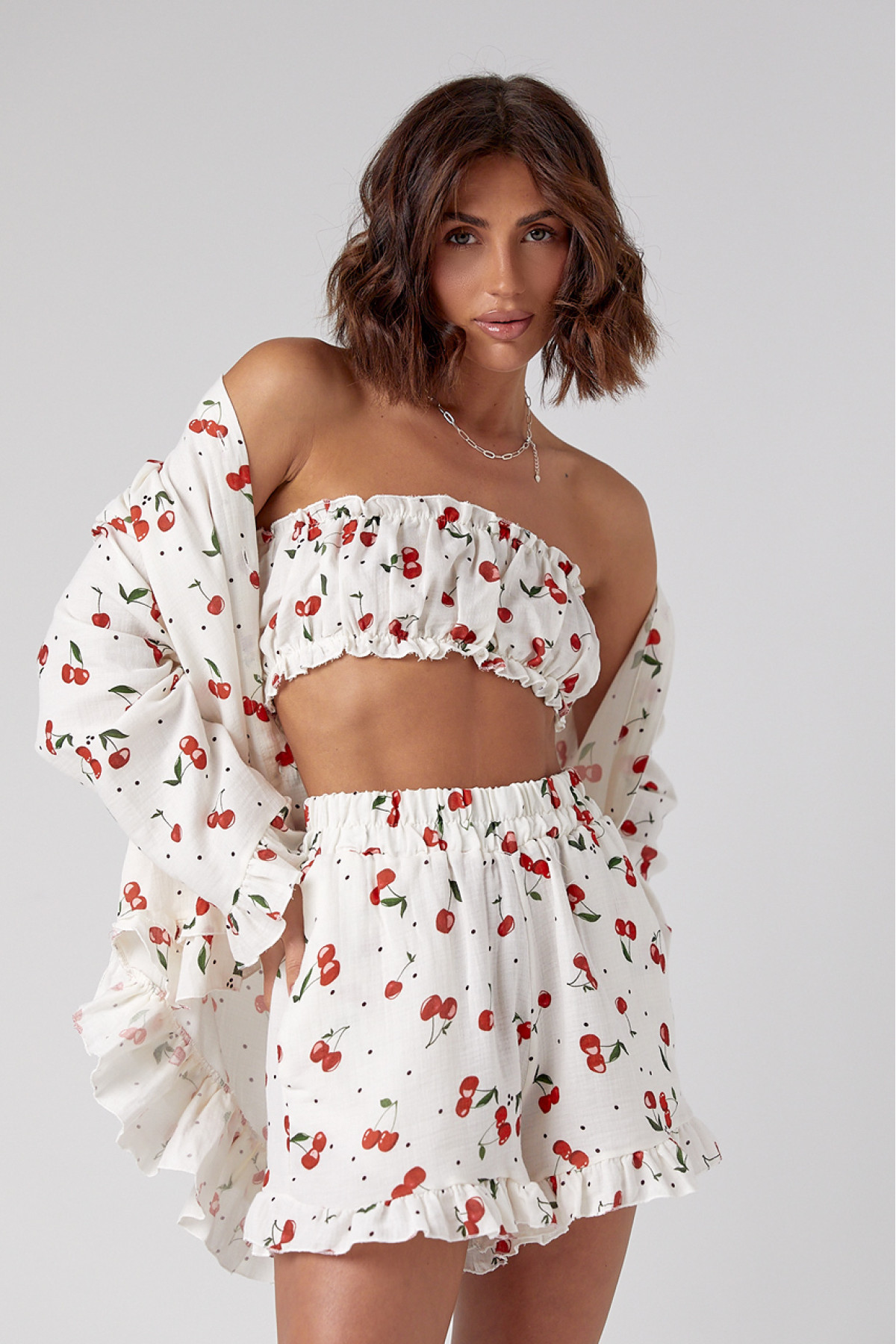 Жіночий костюмтрійка прикрашений вишнями  молочний колір