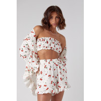 Жіночий костюмтрійка прикрашений вишнями  молочний колір