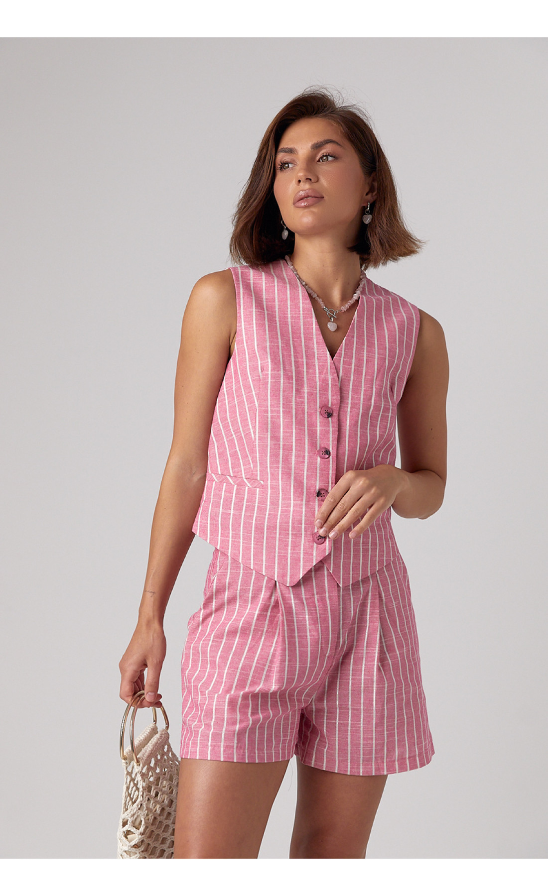 Жіночий літній костюм з шортами та жилетом у смужку  рожевий колір