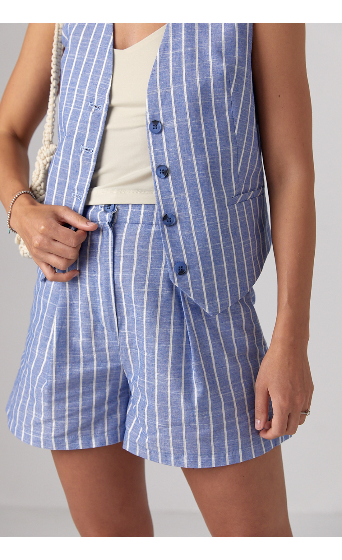Жіночий літній костюм з шортами та жилетом у смужку  синій колір