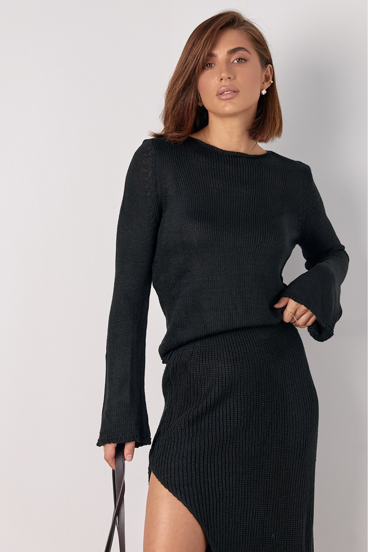 В'язаний костюм з джемпером та довгою спідницею з розрізом по нозі  чорний колір