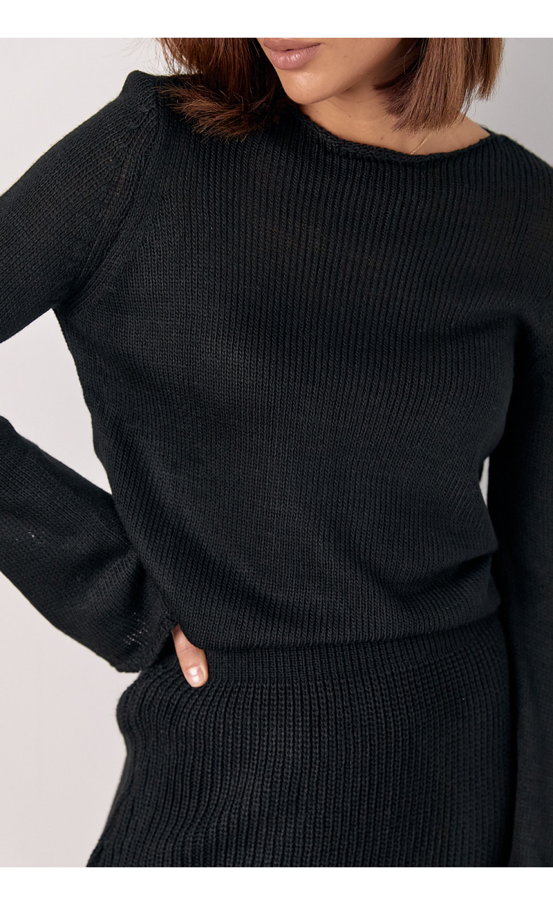 В'язаний костюм з джемпером та довгою спідницею з розрізом по нозі  чорний колір