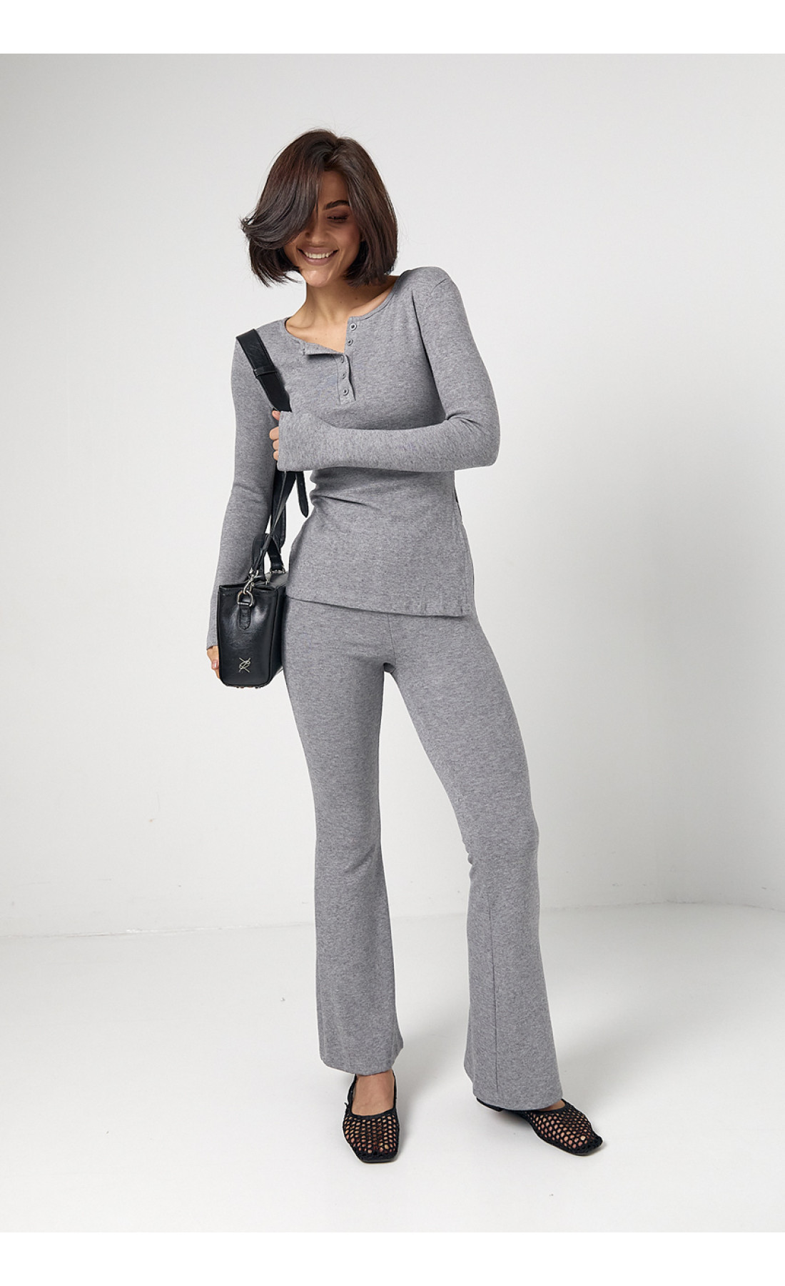 Костюм зі штанами кльош і кофтинкою на ґудзиках  сірий колір