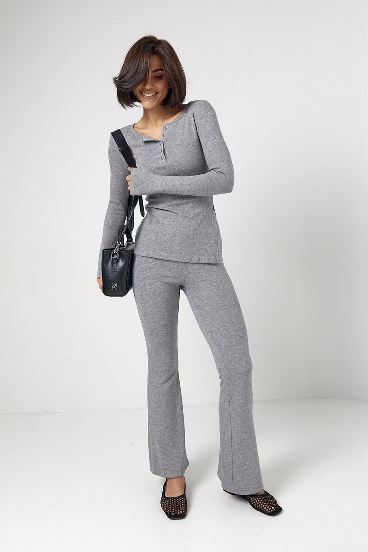 Костюм зі штанами кльош і кофтинкою на ґудзиках  сірий колір