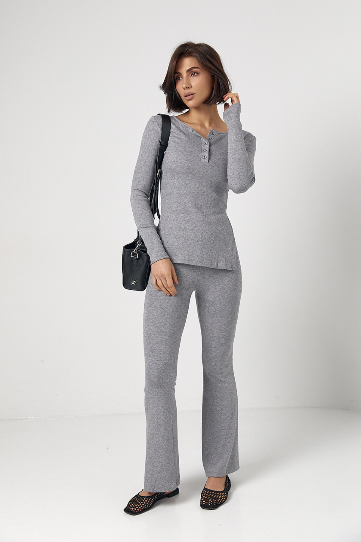 Костюм зі штанами кльош і кофтинкою на ґудзиках  сірий колір
