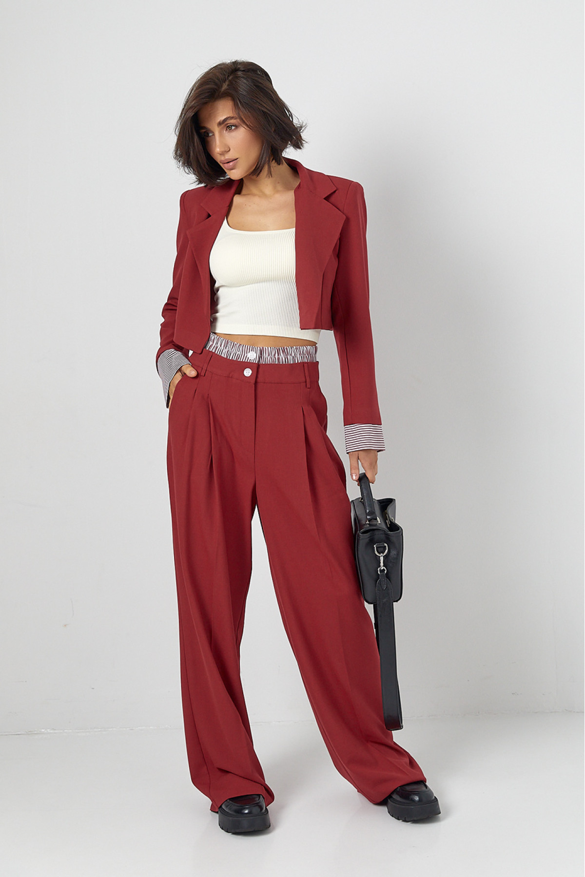 Брючний костюм із коротким жакетом  темночервоний колір