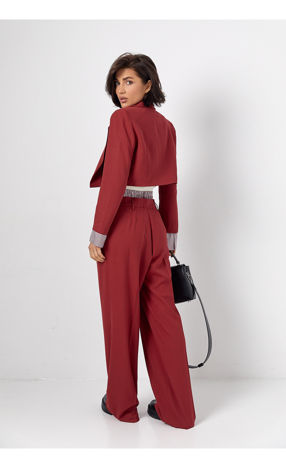 Брючний костюм із коротким жакетом  темночервоний колір