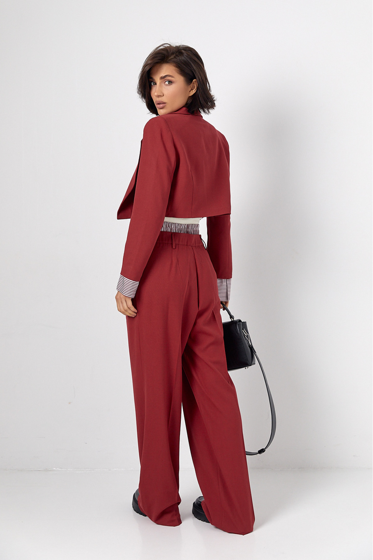 Брючний костюм із коротким жакетом  темночервоний колір