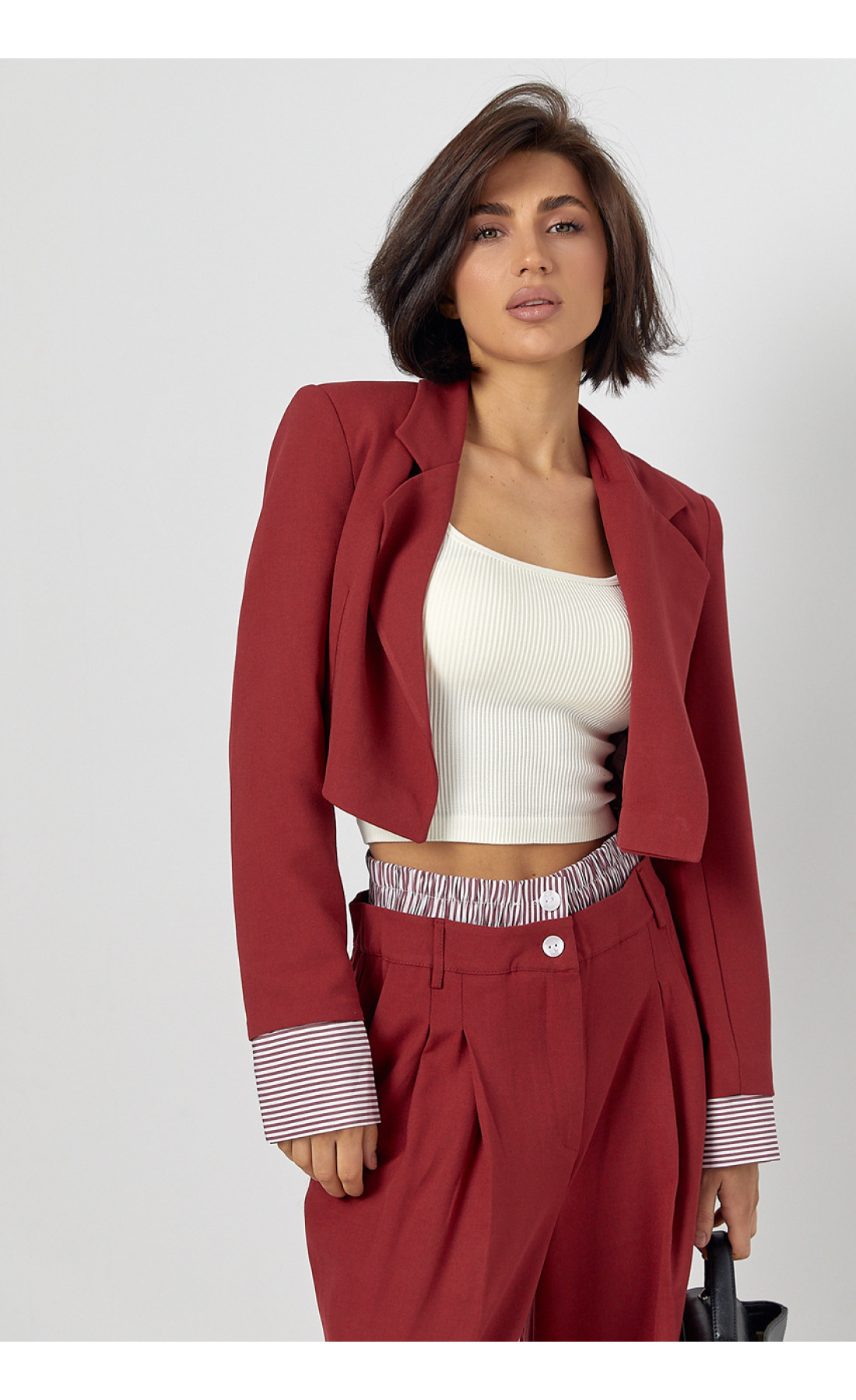 Брючний костюм із коротким жакетом  темночервоний колір