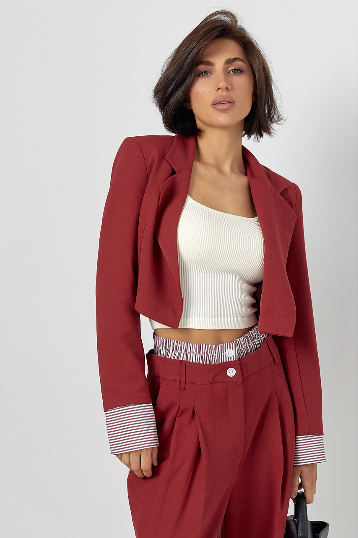 Брючний костюм із коротким жакетом  темночервоний колір