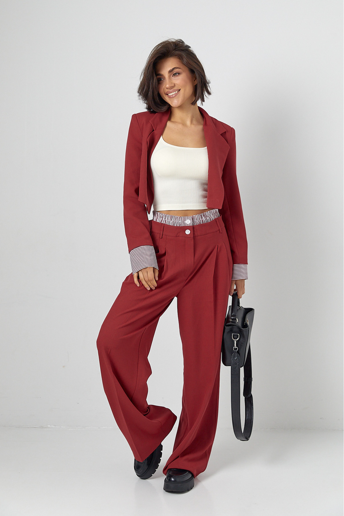Брючний костюм із коротким жакетом  темночервоний колір