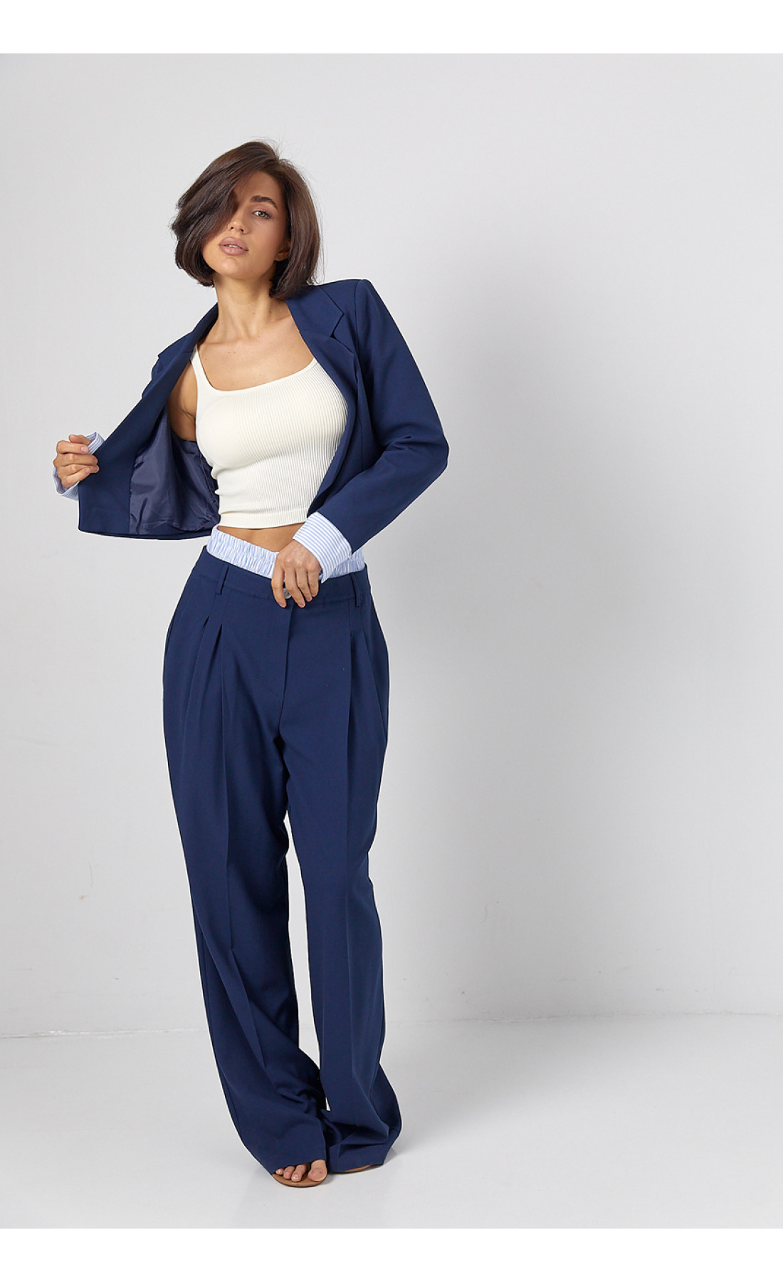 Брючний костюм із коротким жакетом  синій колір