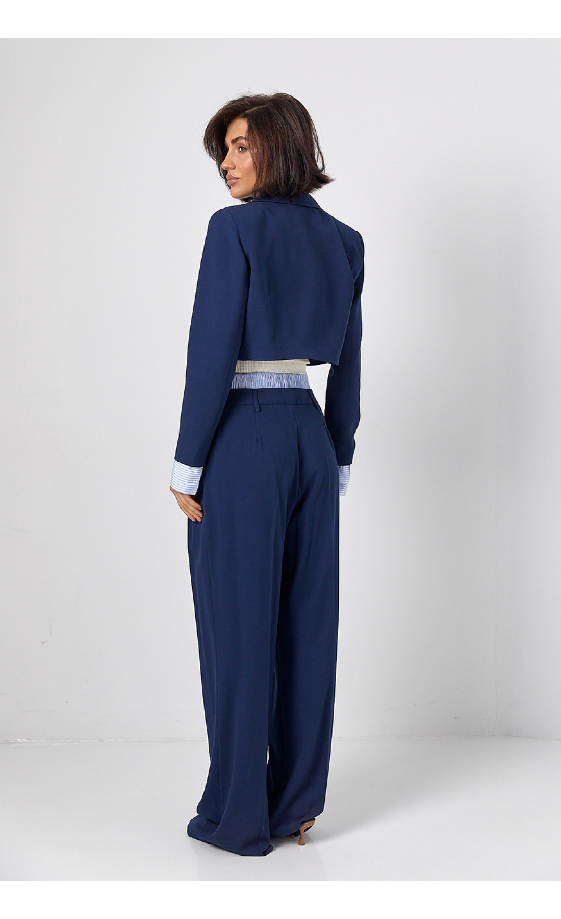 Брючний костюм із коротким жакетом  синій колір