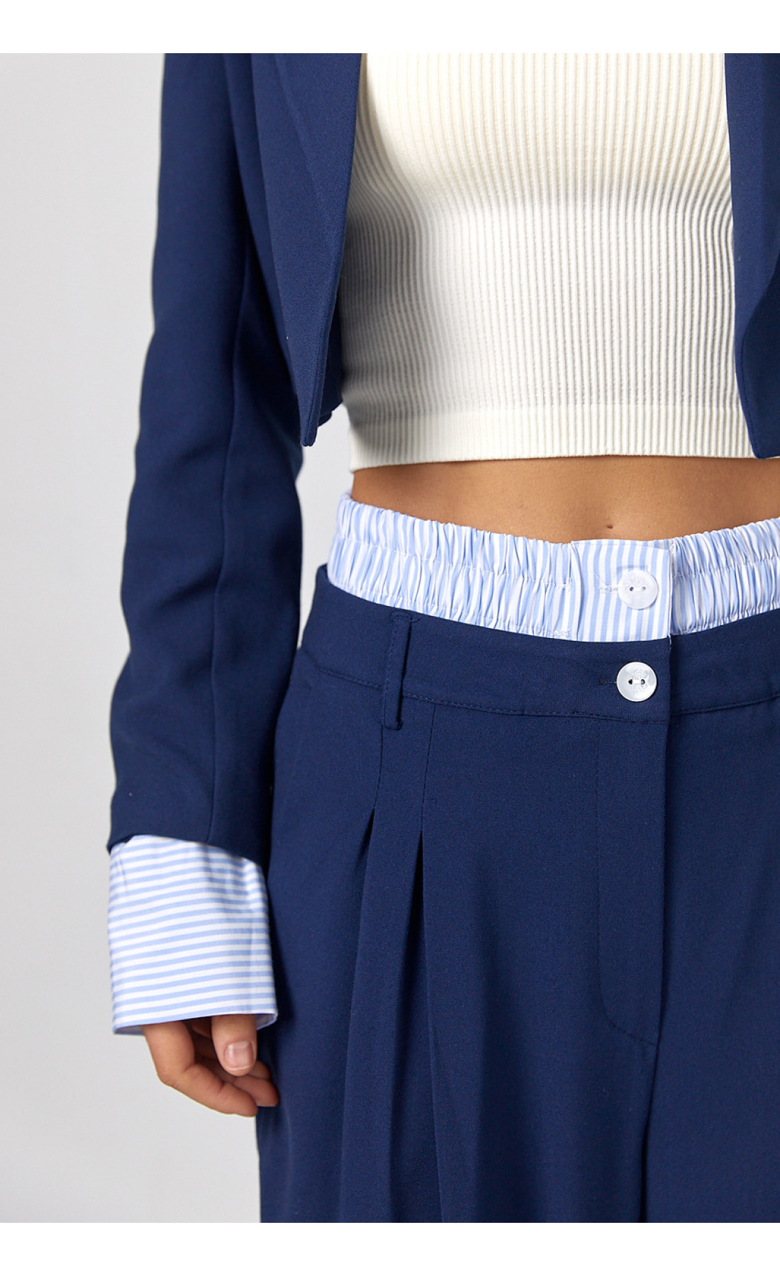 Брючний костюм із коротким жакетом  синій колір