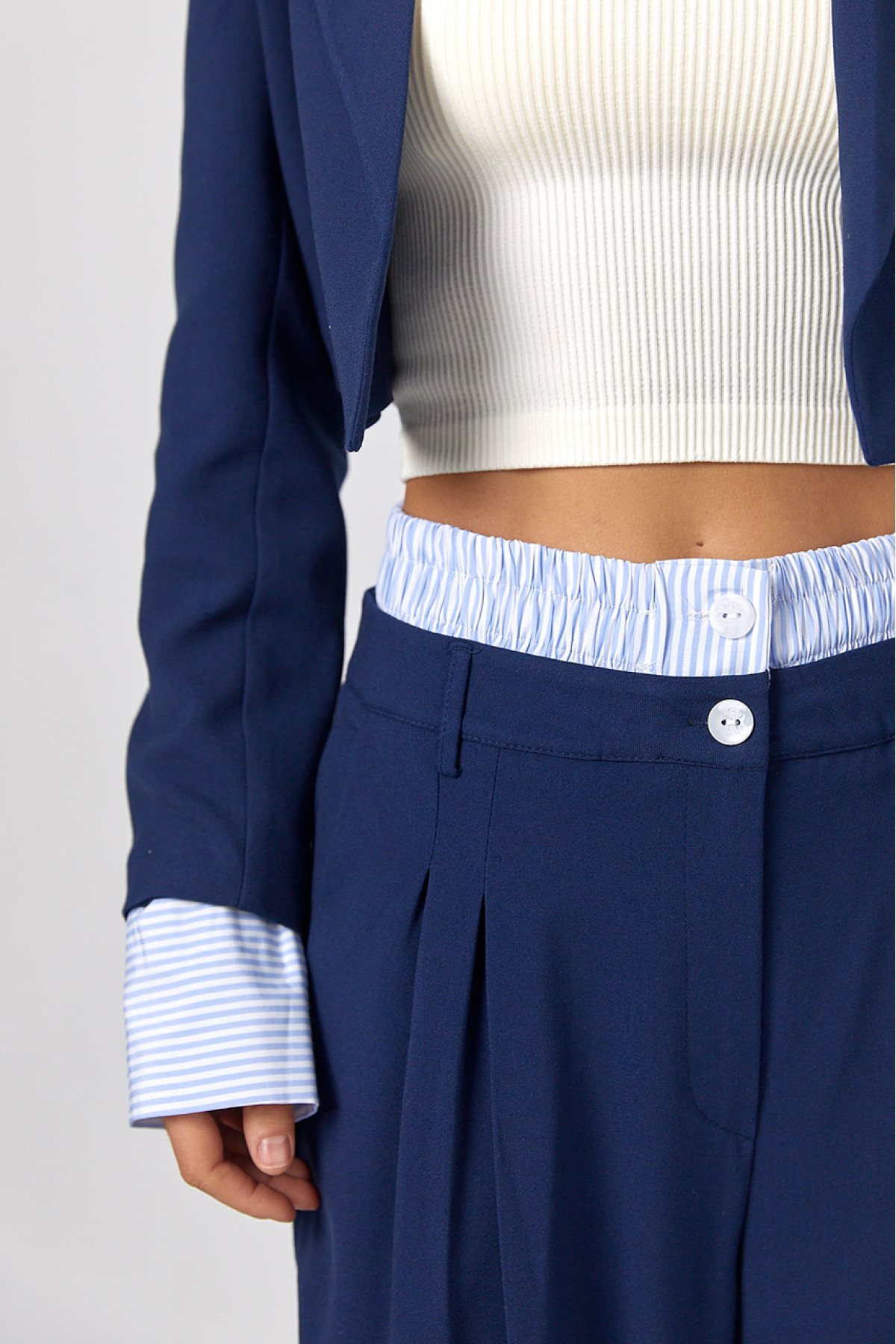 Брючний костюм із коротким жакетом  синій колір