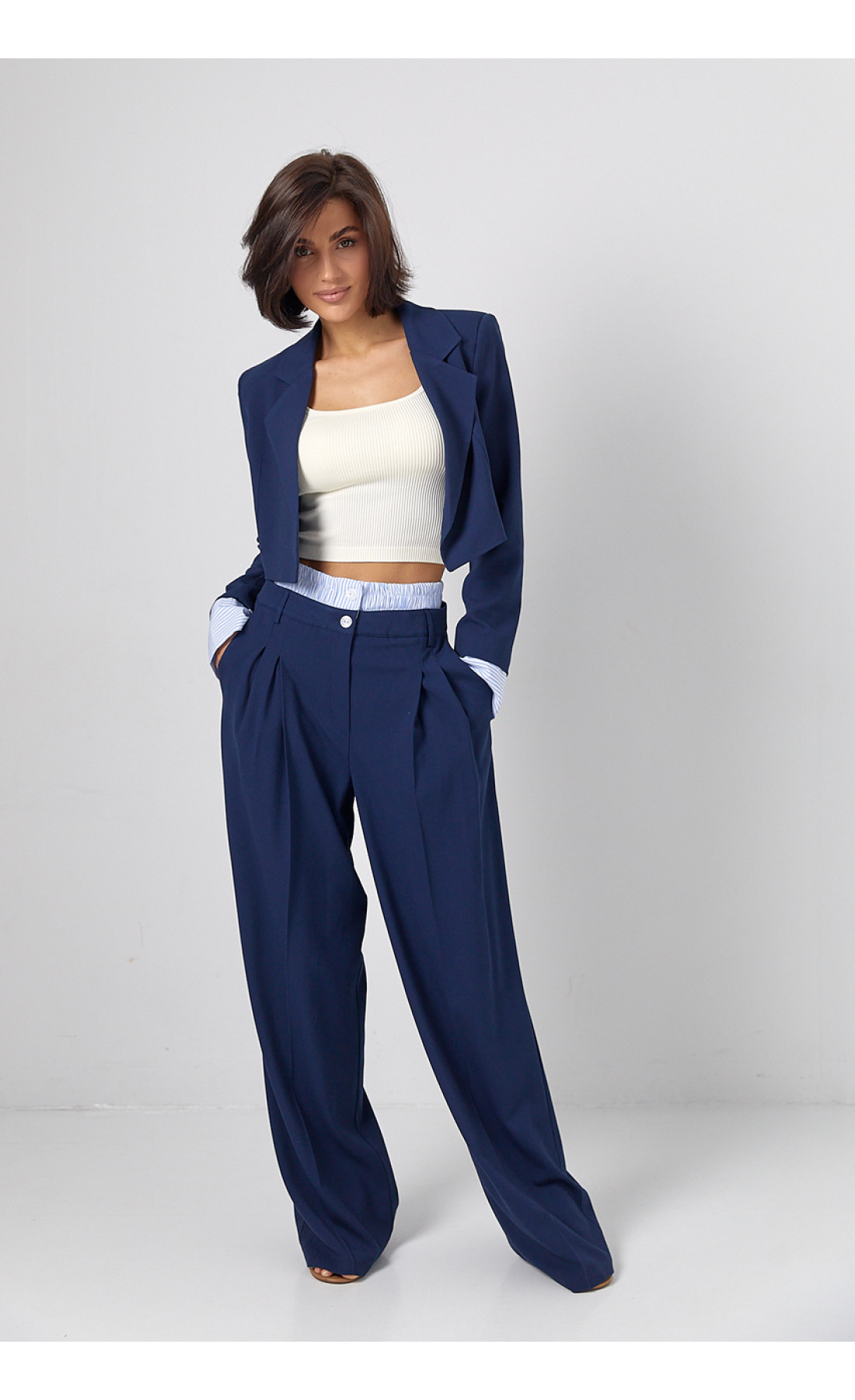 Брючний костюм із коротким жакетом  синій колір
