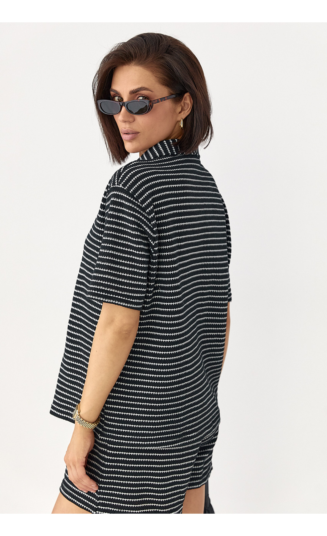 В'язаний костюм у смужку  із сорочкою та шортами  чорний колір