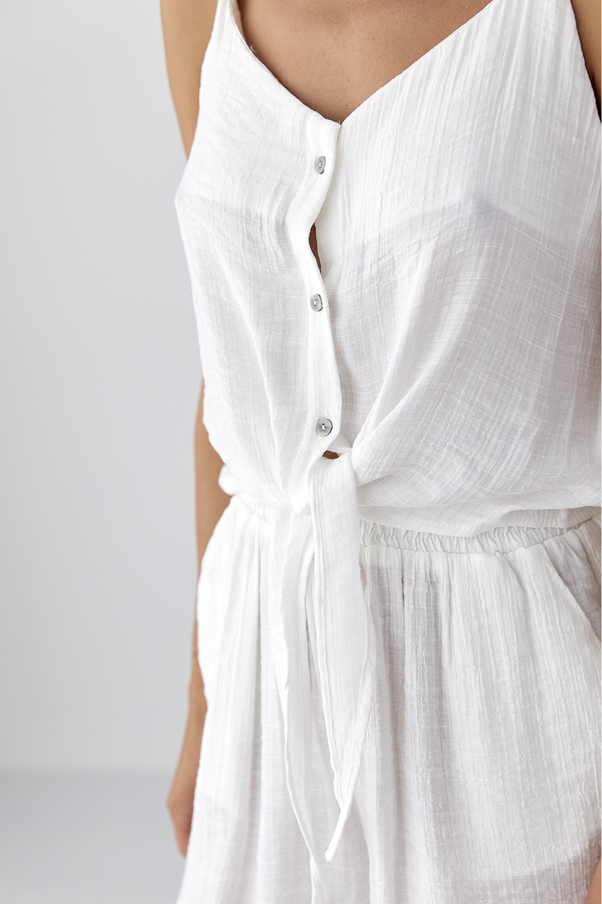 Літній костюм із топом на зав'язках і шортами  білий колір