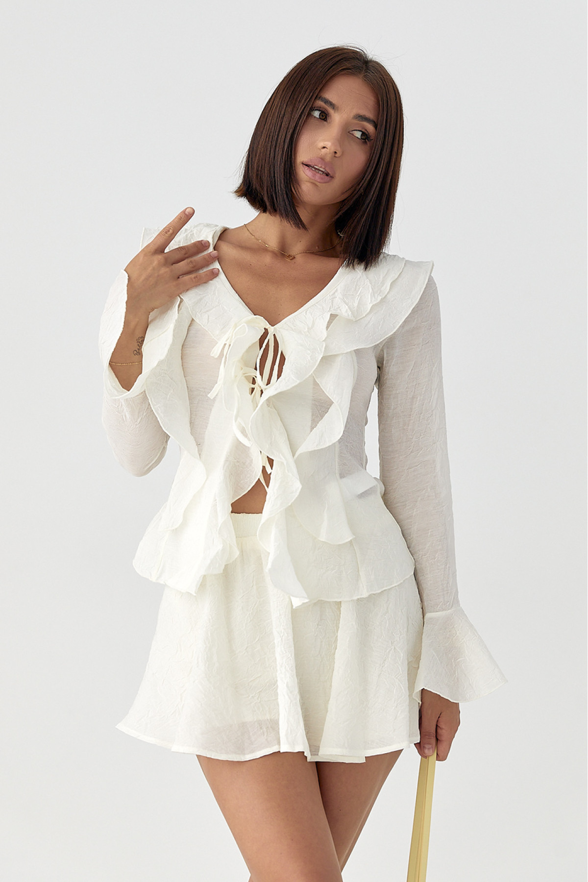 Літній костюм зі спідницею і блузою з рюшами  кремовий колір