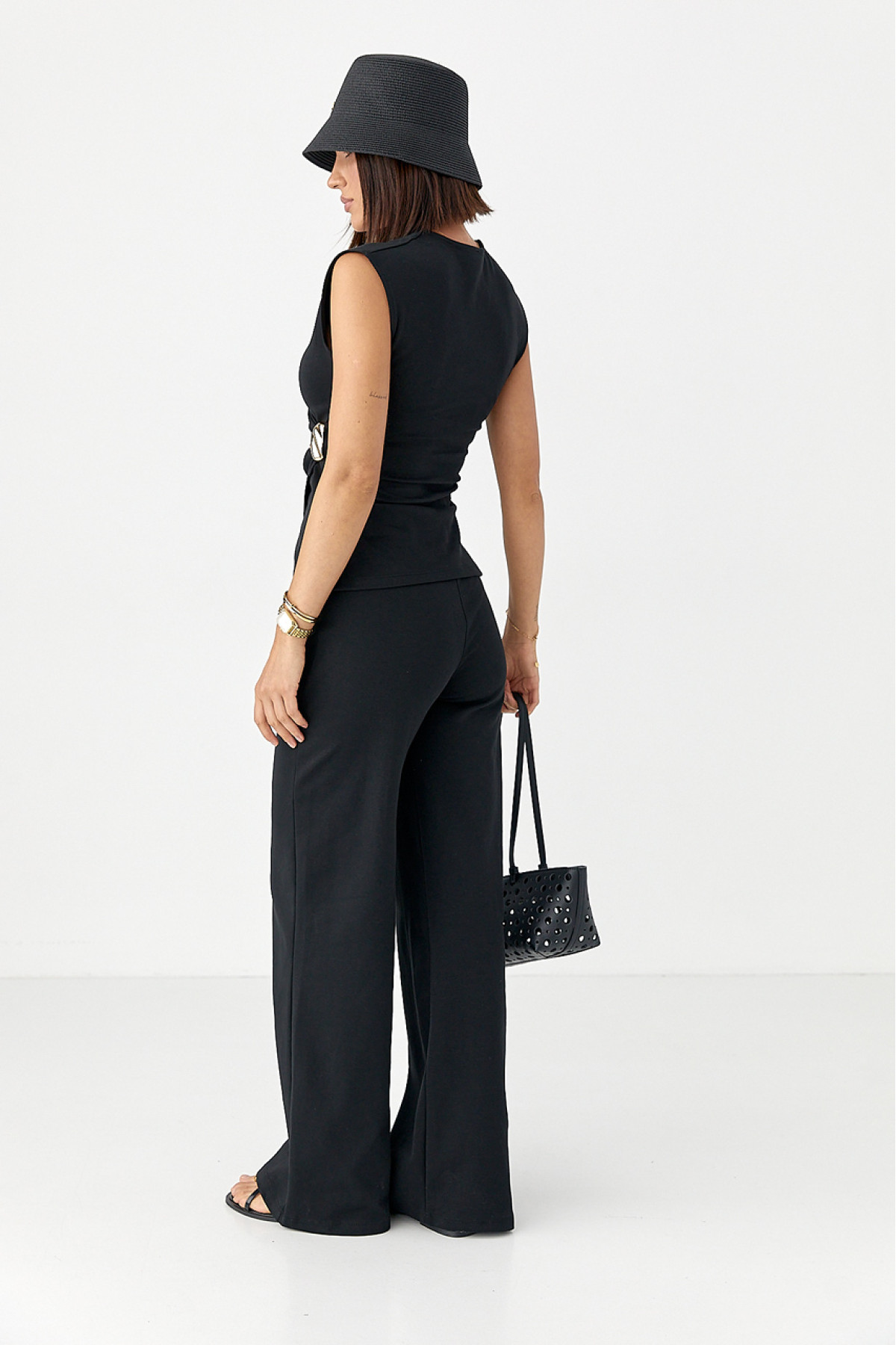 Трикотажний костюм з блузою і прямими штанами  чорний колір