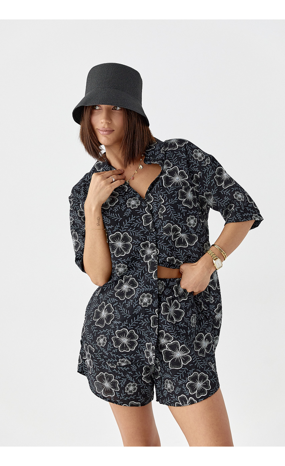 Літній квітковий костюм з шортами і сорочкою  чорний колір