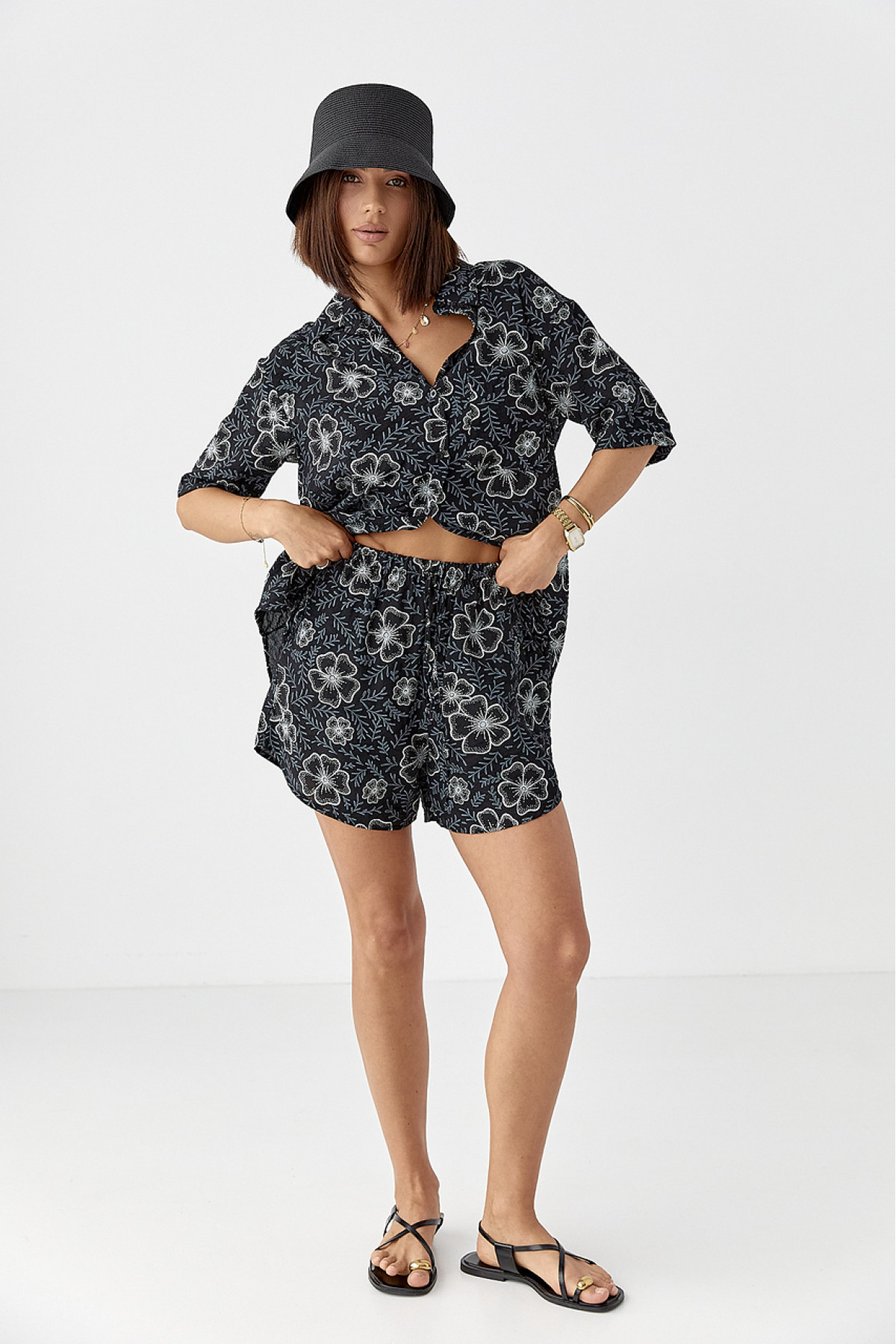 Літній квітковий костюм з шортами і сорочкою  чорний колір