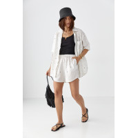 Літній квітковий костюм з шортами і сорочкою  молочний колір